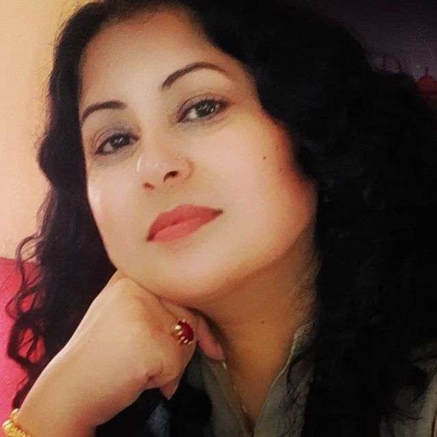 شازیہ اکبر